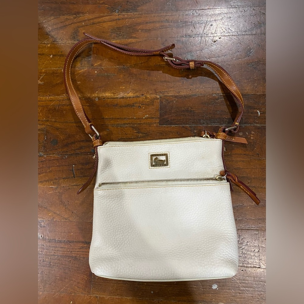 Dooney & Bourke White Pebble leather bag.